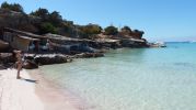 Baista cerca de las casetas varadero en Cala Saona