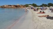 Orilla de Cala Saona con turistas tomando el sol