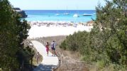 Imagen de Cala Saona al bajar la rampa de acceso peatonal