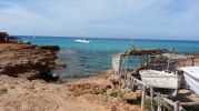 Vista de Cal d'en Trull con dos barcas y una rampa