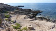Playa de Es Ram con algo parecido a un pozo  en Formentera