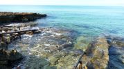 Zona de rocas al pie de los varaderos en Es Valencians en Formentera