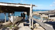 Imagen de una de las barcas dentro de una caseta varadero