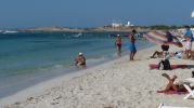 Playa con baistas y al fondo el famoso Mol de Sal