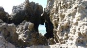 El agujero en las rocas que nos ha recordado al nombre de la playa