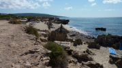 Vista de la playa con sombrillas y tumbonas