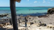 Imagen del agua cristalina desde una caseta varadero