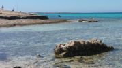 Varios baistas acercndose a la playa desde embarcadero