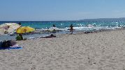 Orilla de la playa y al fondo los acantilados de La Mola