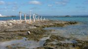 Zona rocosa con restos de casetas varadero  en la costa de Es Pujols