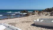 Gente limpiando la playa d'es Carnatge en Formentera
