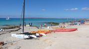 Embarcaciones y kayak en alquiler en playa Es Copinyar Formentera