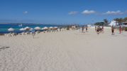 Turistas jugando un partido de voley playa en Es Copinyar Formentera