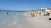 Baistas en orilla de la playa en Es Copinyar Formentera
