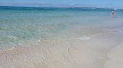 Agua azul cristalina en playa Es Copinyar Formentera