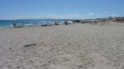 Imagen playa de Llevant y al fondo algunas sombrillas