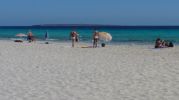 Agua cristalina en la playa de Llevant y al fondo un islote