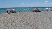 Platja de llevant y al fondo la silueta del acantilado de La Mola