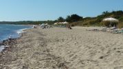 Zona de dunas acordonada tras la playa