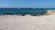 Vistas de la isla de Ibiza desde la playa de la savina