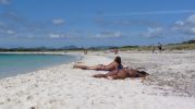 Dos chicas tomando el sol en la playa de Espalmador