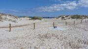 Vista de otra playa con zona acordonada por  medio