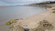 Zona arenosa de la playa y es Vedr de fondo