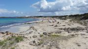 Playa de ses canyes y al fondo Es Pujols