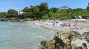 playa mediana con agua color azul grisceo