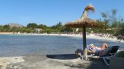 playa con sombrillas y hamacas