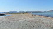 playa bastante rocosa pero sin grandes rocas