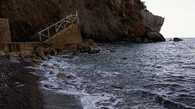 acceso a la playa al atardecer