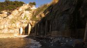 muros y columnas de piedra de la playa