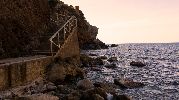 acceso a la playa al atardecer