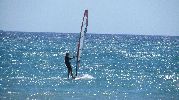turista haciendo windsurf
