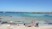 Vista del agua poco profunda y cristalina de Es Peregons Grans