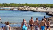 Bañistas dirigiéndose hacia otras playas en Es Peregons Petits