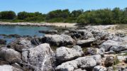 grandes rocas en la orilla