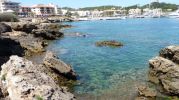 puerto deportivo bastante cerca de la playa