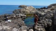 hombre manteniendo el equilibrio para pasar por las rocas