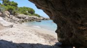 playa desde la sombra de una roca