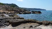 pequeo embalse de agua entre rocas