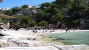 cala muy profunda, el mar entra mucho en la tierra