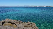 orificios en las rocas de la cala