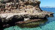 se ha formado una pequea cueva debajo de las rocas