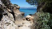 playa muy rocosa y sin un grano de arena