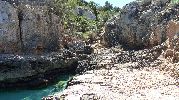 acceso a la cala visto desde la playa