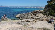 banco a pocos metros de la cala con preciosas vistas al mar