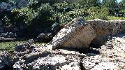 grandes rocas en la orilla