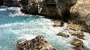 olas que chocan contra las rocas